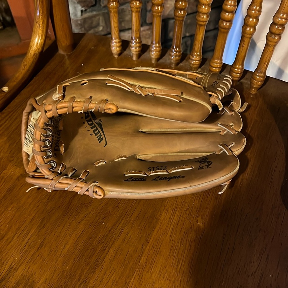A Spaulding 11 inch stadium series baseball glove